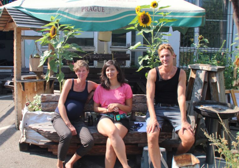 Frauke, Roberta und Patrick (v.l.) vor der so genannten HolzOMA, ein(e) Café/Begegnungsstätte/Werkstatt in Berlin-Friedrichshain. Foto: Franziska Bauer