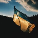 Ukrainische Flagge vor blauem Himmel